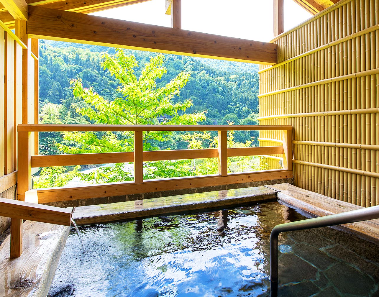 “ツベツベ”の美人の湯。黒部川のせせらぎと山香に浸る至福の時間。