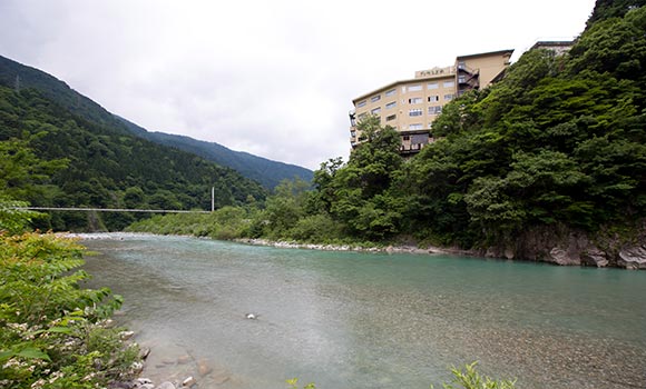 清流黒部川を望む景観