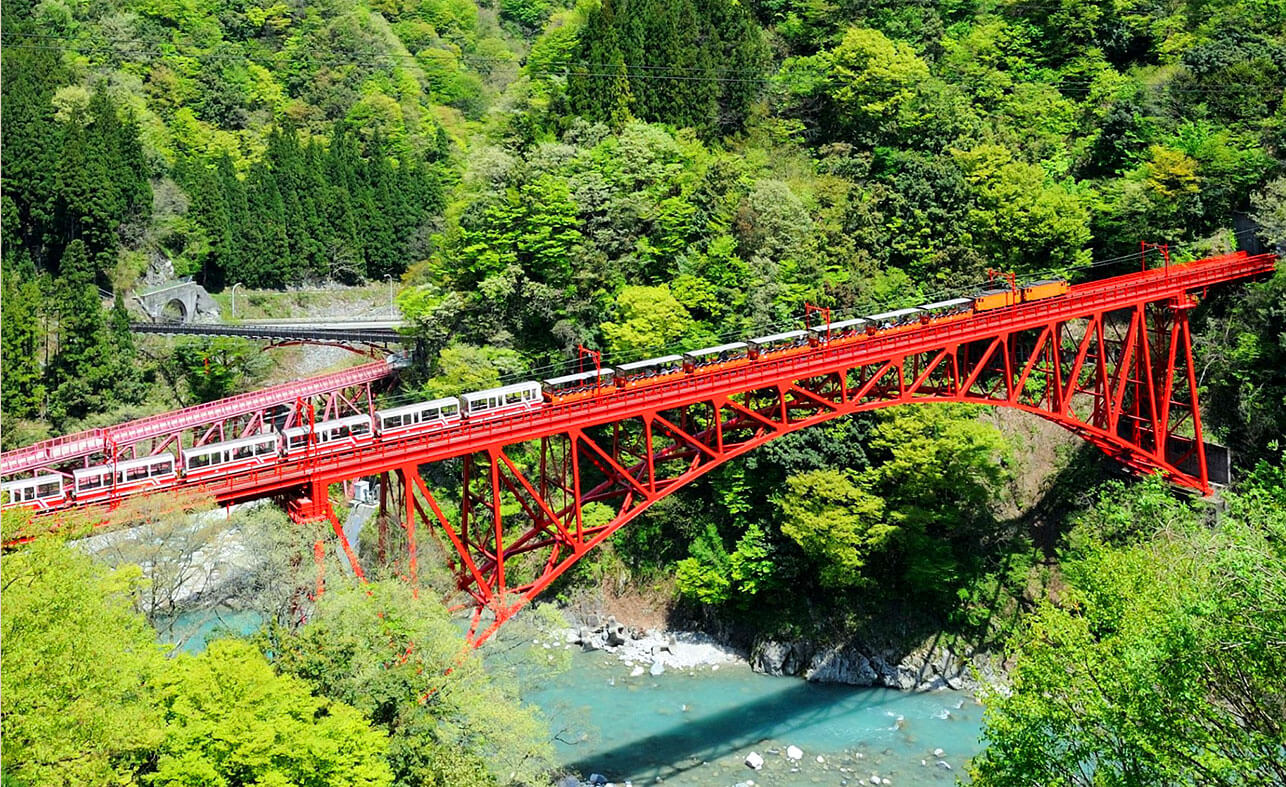 黒部峡谷鉄道 → 4月下旬から11月末まで