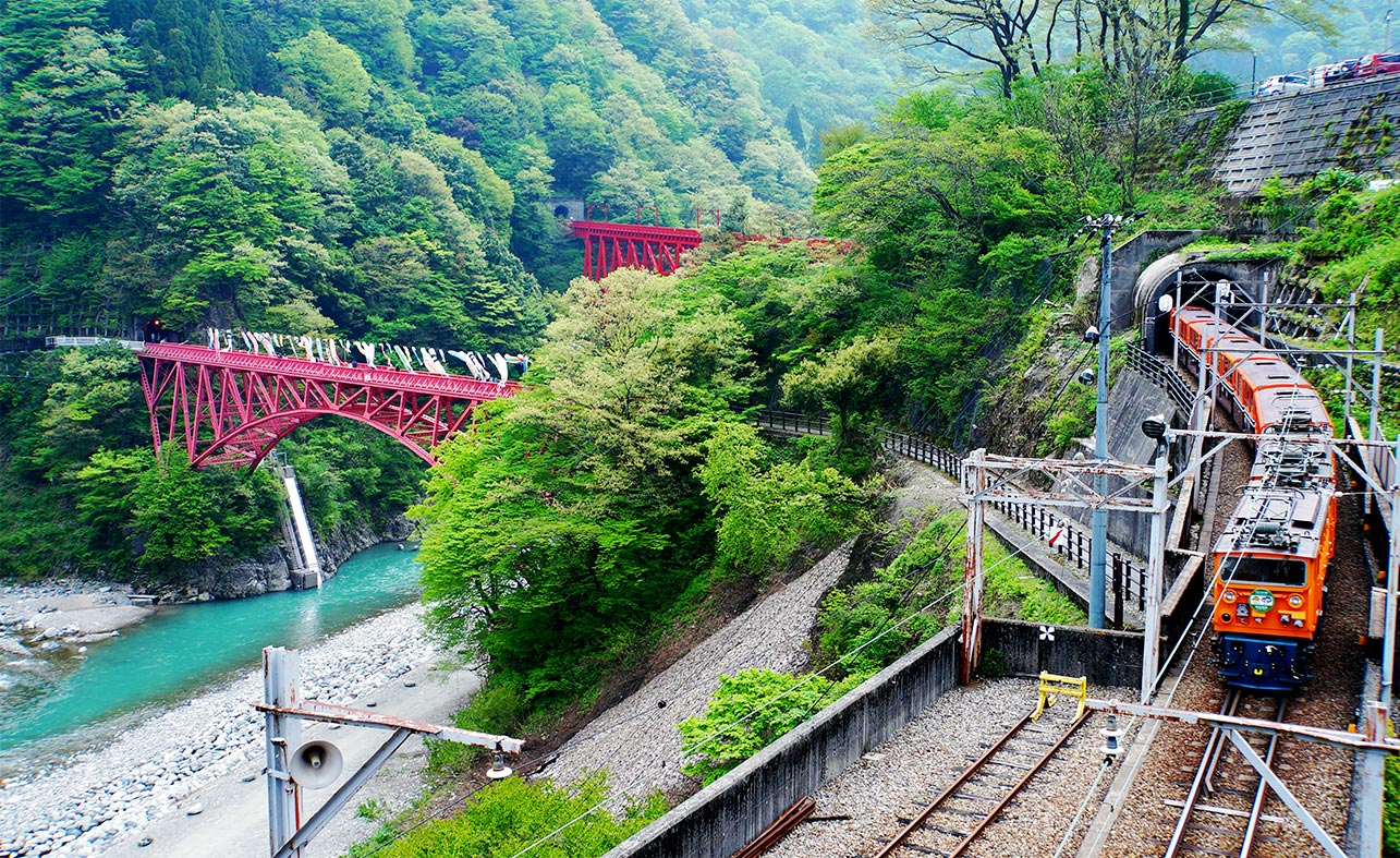 黒部峡谷鉄道 → 4月下旬から11月末まで